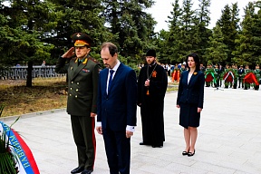 О церемонии возложения венков к мемориалу советским и монгольским воинам в уезде Чжанбэй