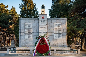 В Шэньяне возложили цветы к памятнику советским воинам В Шэньяне возложили цветы к памятнику советским воинам