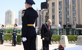 Laying flowers at the Monument to Soviet Red Army Soldiers in Harbin Laying flowers at the Monument to Soviet Red Army Soldiers in Harbin