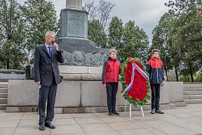 Учащиеся школы при Посольстве посетили российские воинские захоронения в г. Далянь Учащиеся школы при Посольстве посетили российские воинские захоронения в г. Далянь