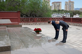 ВОЗЛОЖЕНИЕ ЦВЕТОВ К МЕМОРИАЛУ СОВЕТСКИМ ВОИНАМ В ГОРОДЕ ЧЭНДЭ (05.05.2019)