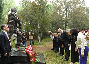 В Пекине почтили память советских летчиков-добровольцев В Пекине почтили память советских летчиков-добровольцев