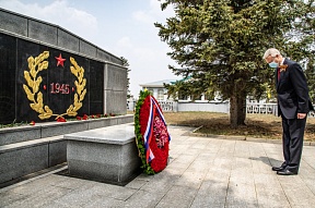 Российские дипломаты возложили цветы к мемориалу советским воинам