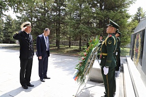 Церемония возложения венков к мемориалу советским и монгольским воинам в уезде Чжанбэй Церемония возложения венков к мемориалу советским и монгольским воинам в уезде Чжанбэй