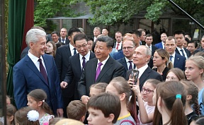 Владимир Путин и Си Цзиньпин посетили Московский зоопарк Владимир Путин и Си Цзиньпин посетили Московский зоопарк